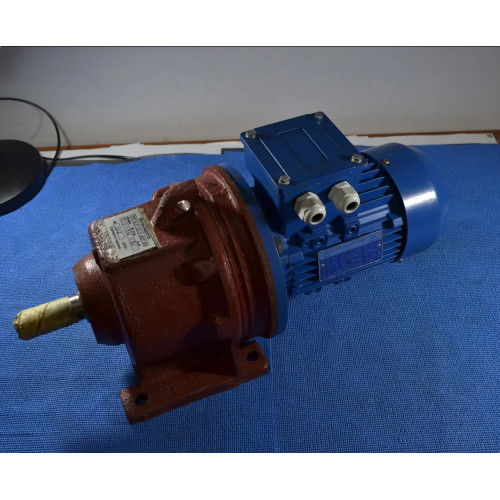 Мотор редуктор 3МП-31,5 (2 ступені 28 об/хв АІР71В6)